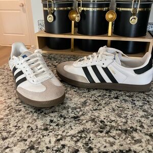 Adidas samba 4.5 men or 6.5 women